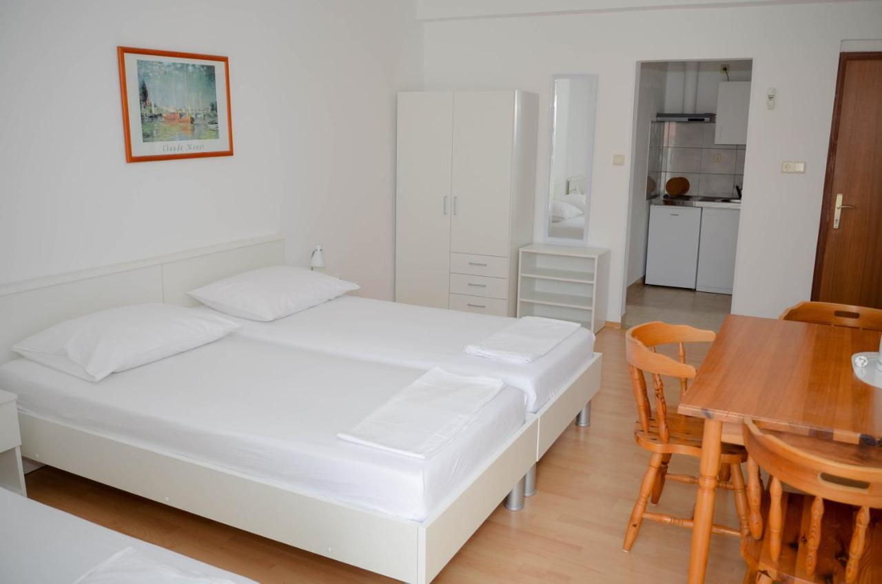 Guesthouse Ana-Maria Pirovac Extérieur photo